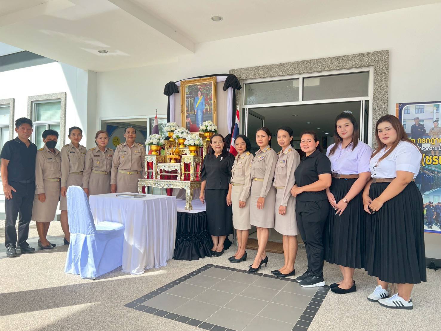 ทีมพช.เมืองพัทลุง ลงนามถวายความอาลัย เบื้องหน้าพระฉายาลักษณ์ สมเด็จพระนางเจ้าสิริกิต์ พระบรมราชินีนารถ พระบรมราชชนนีพันปีหลวง