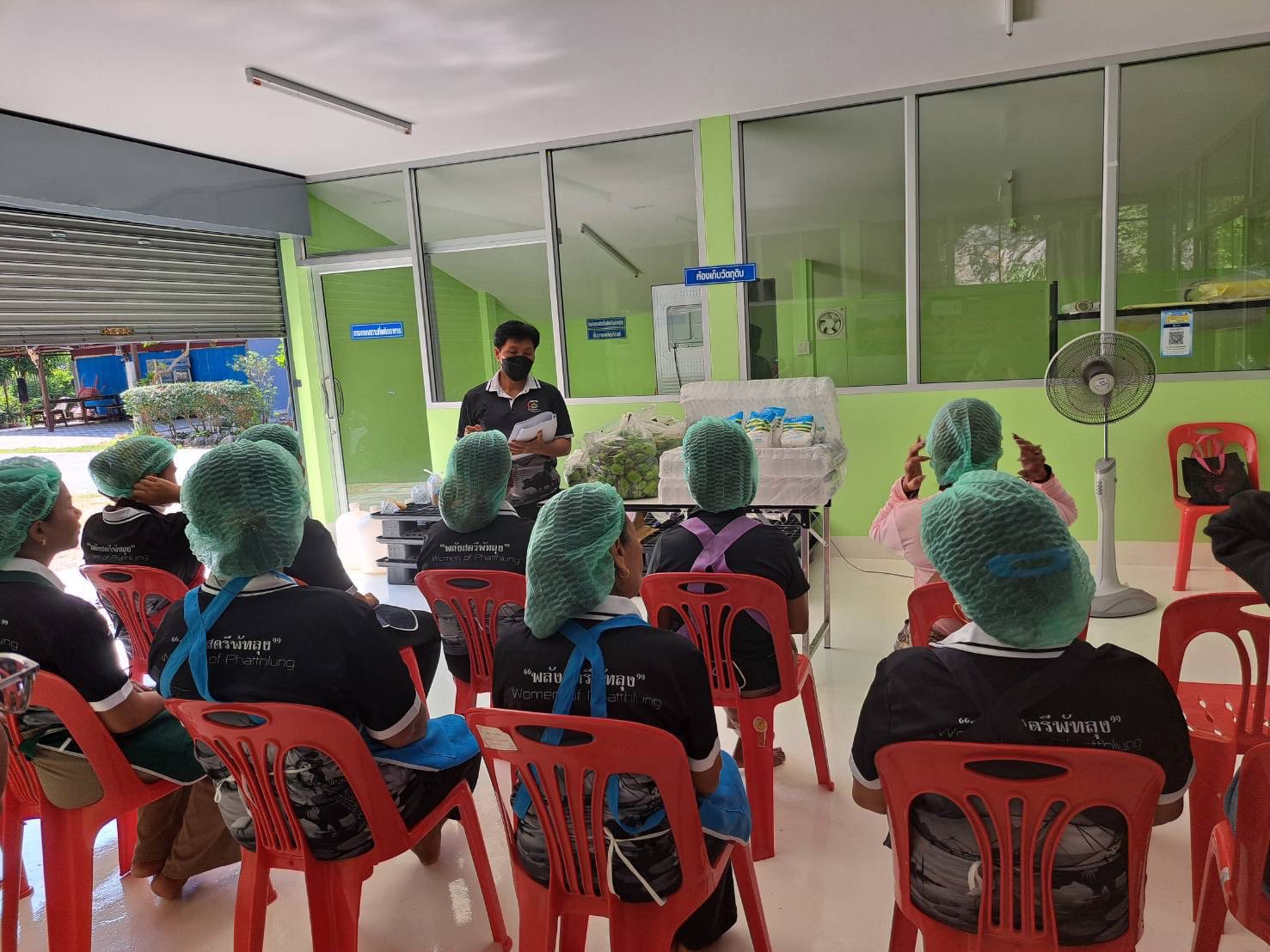 พช.เมืองพัทลุง สนับสนุนการฝึกอาชีพสตรี งบอุดหนุน โครงการส่งเสริมและพัฒนาอาชีพการแปรรูปมะม่วง โดยคณะกรรมการพัฒนาสตรีตำบลพญาขัน