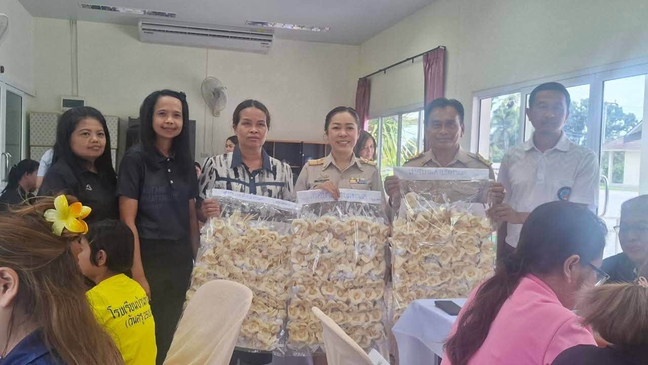 พช.เมืองพัทลุง ผนึกกำลังเทศบาลตำบลท่าแค จัดกิจกรรมประดิษฐ์ดอกไม้จันทน์พระราชทาน