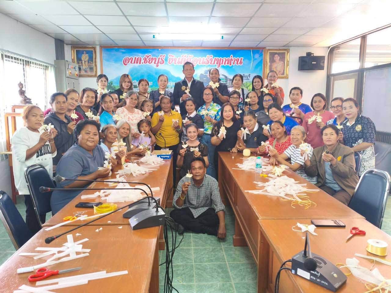 พช.เมืองพัทลุง ผนึกกำลังองค์การบริหารส่วนตำบลชัยบุรี จัดกิจกรรมประดิษฐ์ดอกไม้จันทน์พระราชทาน