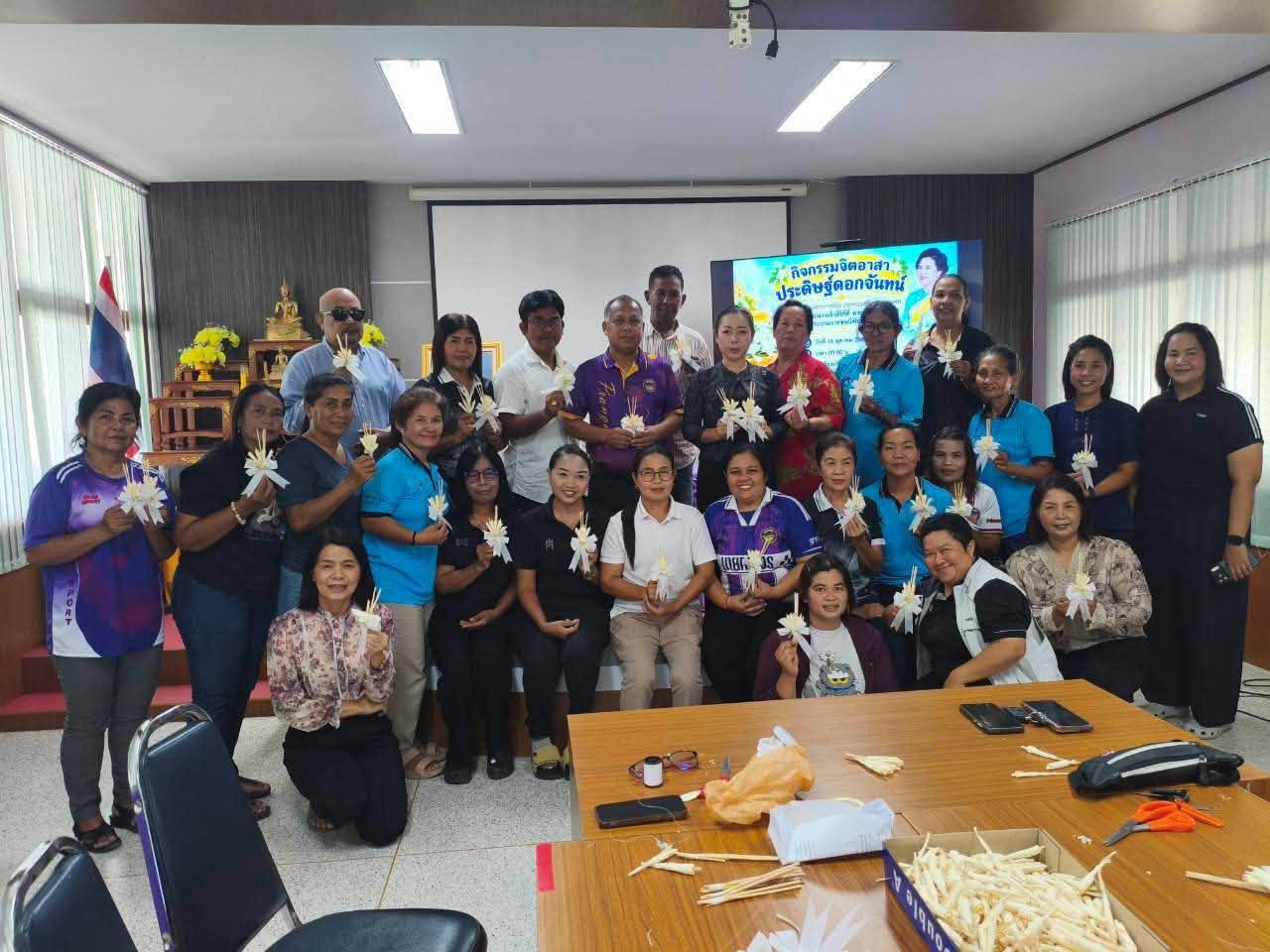 พช.เมืองพัทลุง ผนึกกำลังเทศบาลตำบลปรางหมู่ จัดกิจกรรมประดิษฐ์ดอกไม้จันทน์พระราชทาน