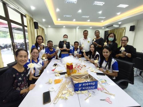 พช.เมืองพัทลุง ผนึกกำลังเทศบาลตำบลพญาขัน จัดกิจกรรมประดิษฐ์ดอกไม้จันทน์พระราชทาน