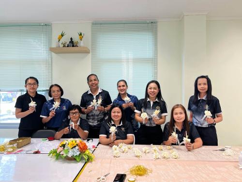 พช.เมืองพัทลุง ร่วมใจประดิษฐ์ดอกไม้จันทน์พระราชทาน น้อมสำนึกในพระมหากรุณาธิคุณ