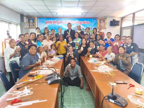 พช.เมืองพัทลุง ผนึกกำลังองค์การบริหารส่วนตำบลชัยบุรี จัดกิจกรรมประดิษฐ์ดอกไม้จันทน์พระราชทาน