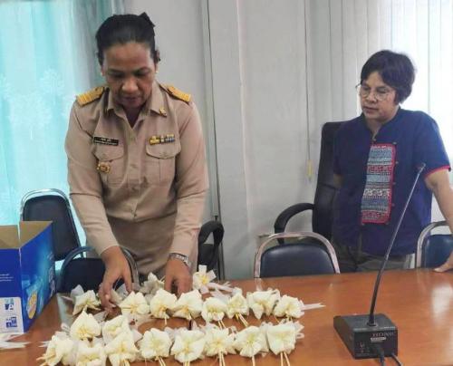 พช.เมืองพัทลุง ผนึกกำลังองค์การบริหารส่วนตำบลชัยบุรี จัดกิจกรรมประดิษฐ์ดอกไม้จันทน์พระราชทาน